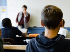 Dziecku się nie chce, więc mama zwalnia z lekcji. Polska szkoła przegrywa z nadopiekuńczością