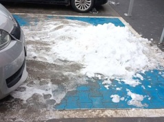 Śnieżna pułapka na parkingu N-Park. Miejsca dla niepełnosprawnych jako magazyn śniegu