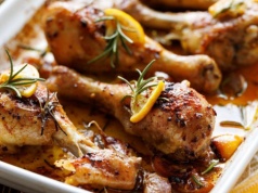 Chrupiące udźce z kurczaka i kolorowe warzywa. Ten obiad wygląda obłędnie