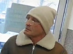 Kradzież w lombardzie. Policja prosi o pomoc w identyfikacji mężczyzny