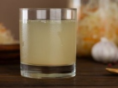 Już nasze prababki wiedziały, że to najzdrowszy napój. Wielu z nas nawet ma świadomości, że można go pić