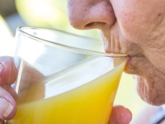 Seniorze, pij ten napój. Będziesz mieć kości jak ze stali