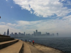 Wiatr zepchnął wózek z niemowlęciem do jeziora Michigan