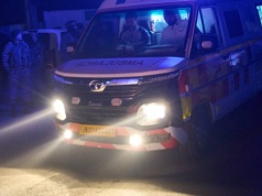 Taksówka zmiażdżona przez ciężarówki w Indiach. Nie żyje Polak