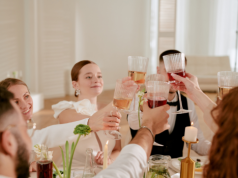 Klasyka czy nowoczesne propozycje – jakie alkohole wybrać na weselne stoły?