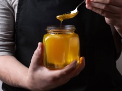 To najlepszy miód dla seniorów. Znika z pasiek jak żaden inny