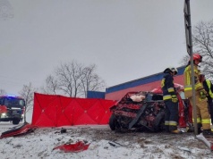 Sobótka. Śmiertelny wypadek, osobówka rozerwana