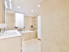 Nie musisz skuwać łazienki. Wystarczy, że przykleisz to na płytki