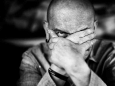 Męska samotność zabija po cichu. Jak mówić o bólu?