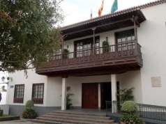 Afera w Aronie: Doradcy burmistrzyni oskarżeni o anonimowe kampanie