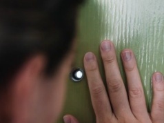 Kamera w dzwonku do drzwi a prywatność: reklama  firmy Ring