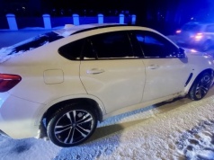 Ukradła auto, ale straciła je po niespełna godzinie. Drogę zablokował jej radiowóz