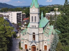 Karuzela i strzelnica przy kościele. W nieoczywisty spór włączył się kardynał Ryś