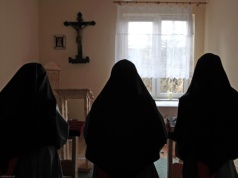 Te zakonnice modlą się w środku nocy. "W intencji matek, które wstają do dzieci"