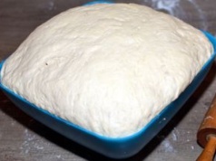 Wlej 1 łyżkę do ciasta drożdżowego. Wyrośnie pulchne jak nigdy wcześniej