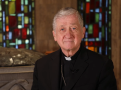 Kard. Cupich do migrantów: Bóg nie potrzebuje dokumentów, żeby was znać