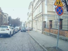 Samochód na chodniku pod szkołą w Tarnowie. Dziecko ucieka pod ścianę, rodzice mówią o strachu