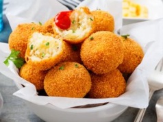Panieruję i smażę na głębokim tłuszczu. Sycylijskie kulki z ciągnącym się farszem to hit