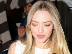 Rzut oka na sukienkę Amandy Seyfried i wszystko jasne. Wzór znów będzie hitem