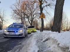 Kompletnie pijana kierująca wjechała w zaspę śniegu i znak drogowy