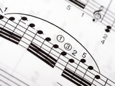 Muzyka bez muzyków, klony zespołów i utwory pisane przez… zmarłych. Co się dzieje ze Spotify?