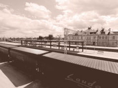 Zamiast ciężarówkami, Cisowankę wożą pociągami. Producent wody mineralnej stawia na dostawy koleją