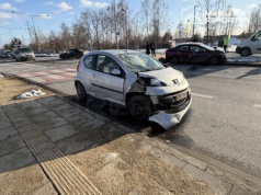 Zderzenie trzech aut w Wilanowie. Jedna osoba w szpitalu ze złamaną ręką