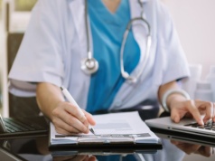 Obowiązkowy system dla lekarzy "minimalizowałby nierzetelność". MZ: resort nie może ingerować