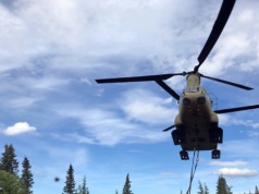 Niezwykła akcja w USA. Wysłali śmigłowce, by zrzucały ładunki do rzek