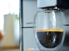 Poranna kawa przed czy po umyciu zębów? Odpowiedź nie jest oczywista