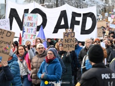 Czy AfD należy zdelegalizować? Kontrowersyjny reżyser wbija kij w niemieckie mrowisko. Polityczne emocje na deskach teatru