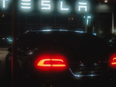 Tesla właśnie zaprezentowała nowy samochód. Czy to miało sens?