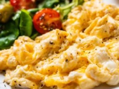 Mieszam z jajkami i podsmażam. Po kilku minutach mam kremową, wysokobiałkową jajecznicę