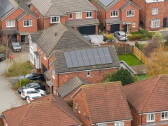 Brytyjski rząd rozda miliardy na pompy ciepła i PV. „Sama marchewka, żadnego kija”