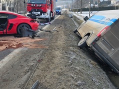 Wypadek w Wyżnem. Zderzenie trzech pojazdów, droga zablokowana