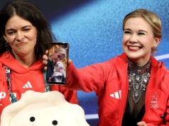 Łyżwiarka figurowa z Pieroguszką na Igrzyskach Olimpijskich. Maskotka podbija sieć