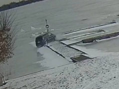 Dirftował po jeziorze, wpadł w pomost. Policjanci: to 68-letni senior