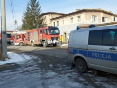 Pożar przy ulicy Wiejskiej w Jeleniej Górze. Trwają działania strażaków