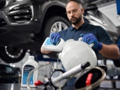 ZF rozwija ofertę zestawów do wymiany oleju w skrzyniach biegów – nowości także do napędów hybrydowych i EV