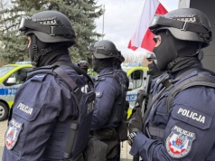 Wpadli do sklepu w Toruniu. Jeden z nich groził ochroniarzowi nożem