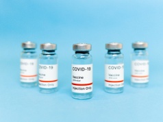 Dawki przypominające zmniejszają ryzyko zgonu z powodu COVID-19 – analiza 3 mln osób