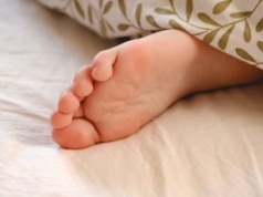 Wystawiasz jedną nogę spod kołdry? To jasny sygnał