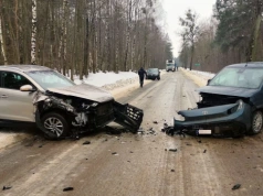 Czołowe zderzenie samochodów podczas wyprzedznia