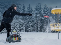 Zimowe treningi disc golfa w Olsztynie. Spróbuj za darmo na Górce Kortowskiej