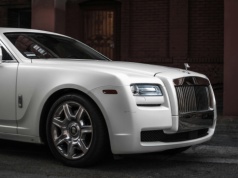 Rolls-Royce, McLaren i Aston Martin budują "twierdzę" w Warszawie