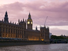 UK chce usuwać rozbierane zdjęcia w 48 godzin. Efekt popularności Groka