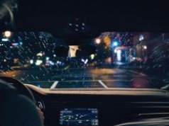 Najdroższy błąd, jaki popełniasz w deszczu, nie kosztuje ani grosza. Kosztuje Cię prawie 14 metrów drogi hamowania.