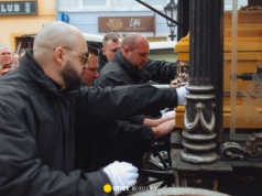 Złota trumna, orkiestra i tłum żałobników. Tak Słowacja żegnała króla Romów