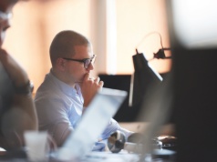 Mniej ofert dla programistów, więcej dla specjalistów. IT zmienia się na naszych oczach