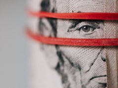 Dolar rozdaje karty, a złoty płaci cenę